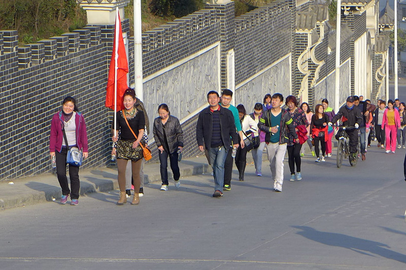 2015年3月8日寶業(yè)集團開展“香溪洞-吉河徒步踏青活動”慶祝三八節(jié)！